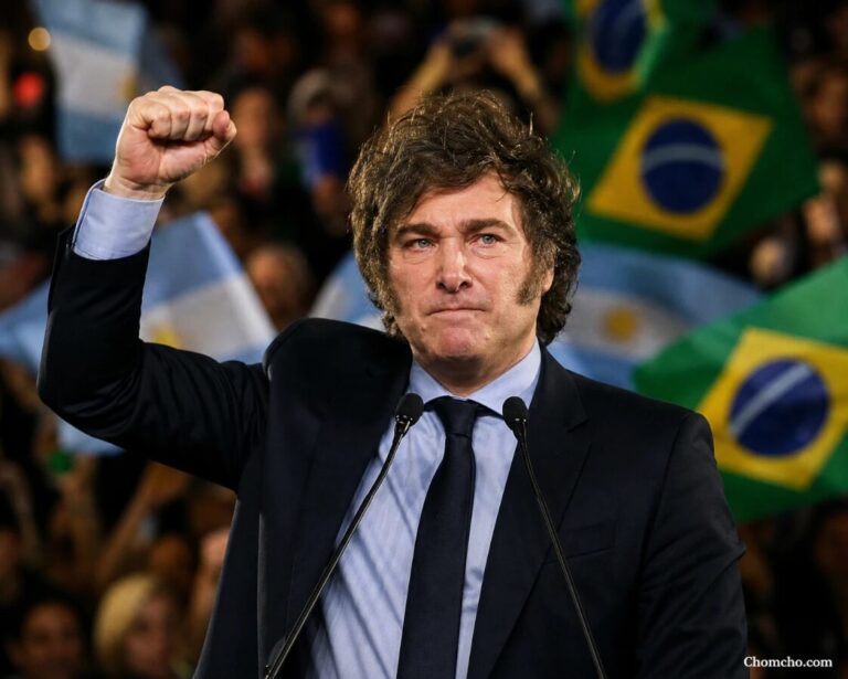 Javier Milei speaking at a podium during the Bolsonaro convention in Sao Paulo, with the Brazilian flag behind him.